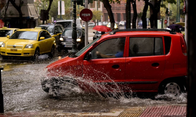 Καιρός σήμερα: Άνοιξαν οι ουρανοί στην Αττική - Δείτε πού βρέχει ΤΩΡΑ 