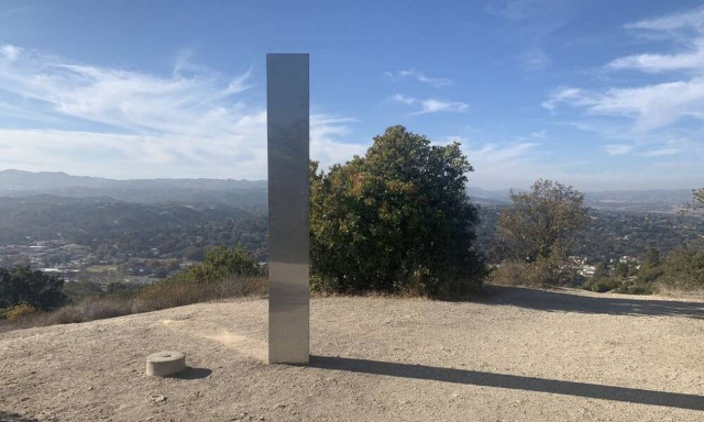 Θρίλερ με τους μονόλιθους: Εμφανίστηκε και τρίτος στην Καλιφόρνια!