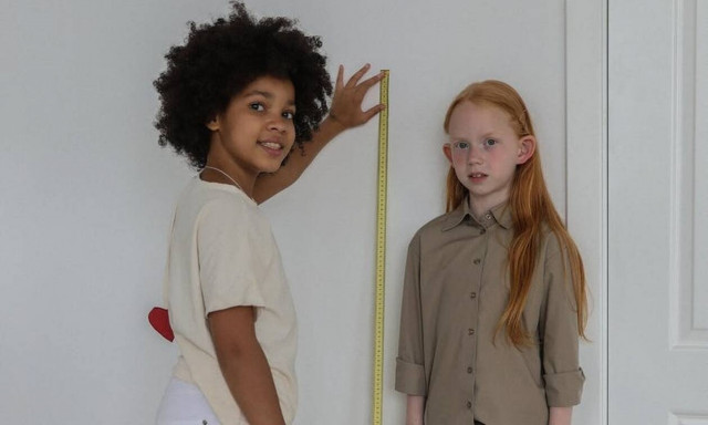 Σε ποια ηλικία σταματούν να ψηλώνουν τα κορίτσια; 