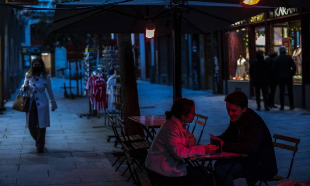 Κορονοϊός - Ισπανία: Θαμώνες σε μπαρ προπληρώνουν τα ποτά τους για την λήξη του lockdown