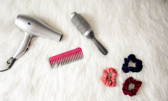 Γιατί δεν πρέπει ποτέ να χτενίζεσαι με βρεγμένα μαλλιά