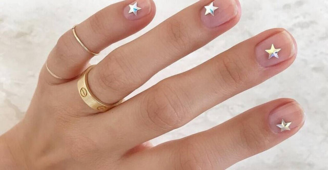 20 αστεράτα μανικιούρ που θα σε ξετρελάνουν