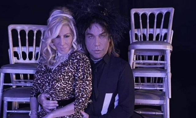 Έφη Σαρρή: Τα… πέταξε όλα και πόζαρε στο σαλόνι της (pics)