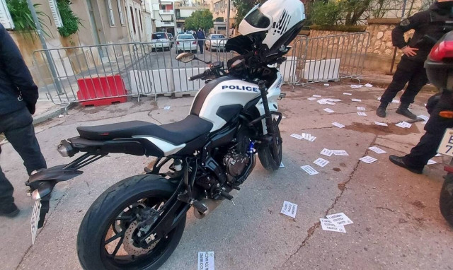 Πεδίο μάχης ο Κολωνός: Άγριο ξύλο αστυνομικών και αντιεξουσιαστών - Πέντε τραυματίες 