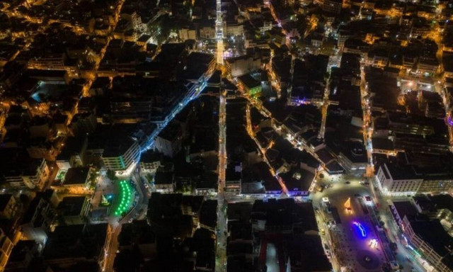 Η Λαμία στολισμένη όπως δεν την έχετε ξαναδεί - Εντυπωσιακές εικόνες από την πόλη που πλημμύρισε φως