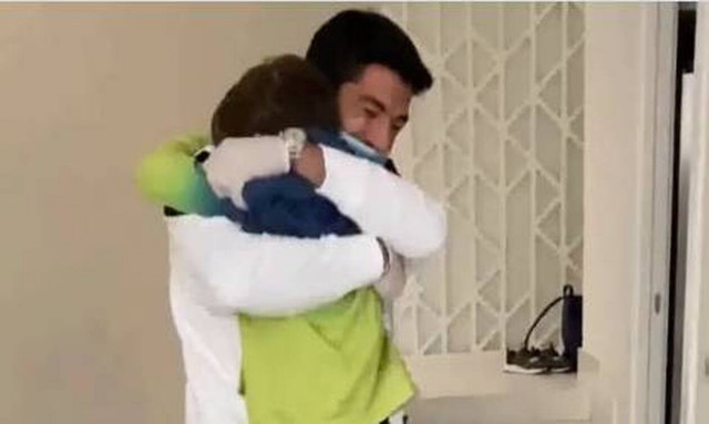 Κορονοϊός – Συγκινητική στιγμή: Ο Σουάρες ανάρρωσε και συνάντησε ξανά τα παιδιά του (video)