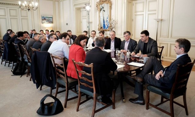 Το σχέδιο της κυβέρνησης μέχρι το εμβόλιο - Οι ημερομηνίες για το άνοιγμα της αγοράς 