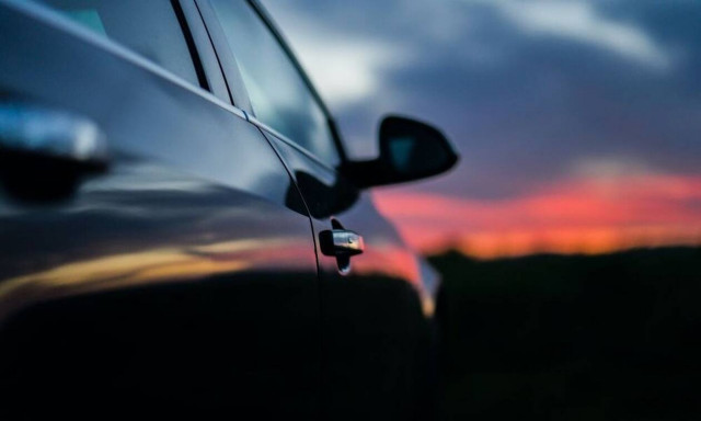 Βρήκε αυτό στο χερούλι του αυτοκινήτου της - Δεν το πλησίασε για μια εβδομάδα