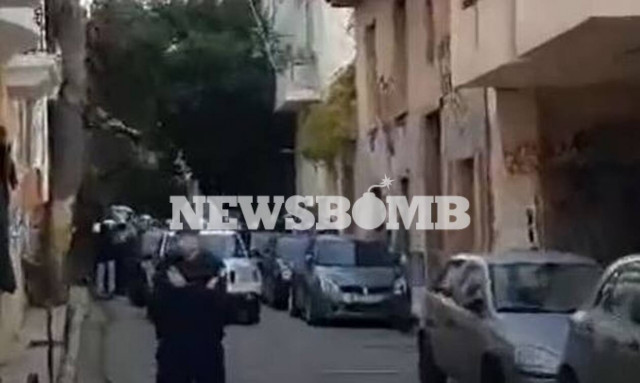 ΤΩΡΑ: «Ντού» της ΕΛ.ΑΣ. σε κτήριο στα Εξάρχεια - Επιχείρηση για συγκεντρωμένους 