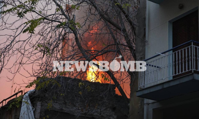 Φωτιά ΤΩΡΑ σε σπίτι στα Εξάρχεια  