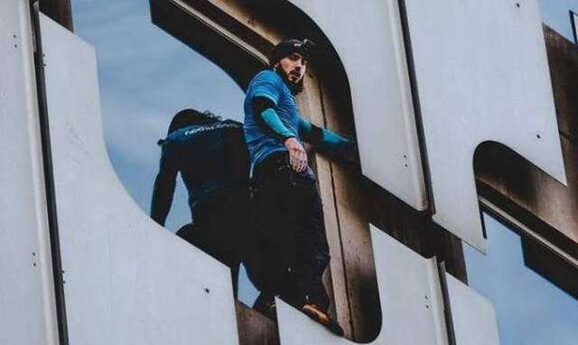 Αδιανόητο! Σκαρφάλωσε σε ουρανοξύστη 210 μέτρων χωρίς σχοινιά (videos)