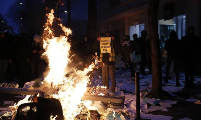 Γαλλία: Περισσότεροι από 60 αστυνομικοί τραυματίστηκαν στις διαδηλώσεις 