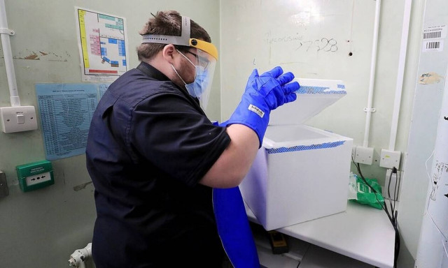 Εμβόλιο κορονοϊού: Έγιναν οι παραδόσεις στα πρώτα βρετανικά νοσοκομεία – Την Τρίτη οι εμβολιασμοί