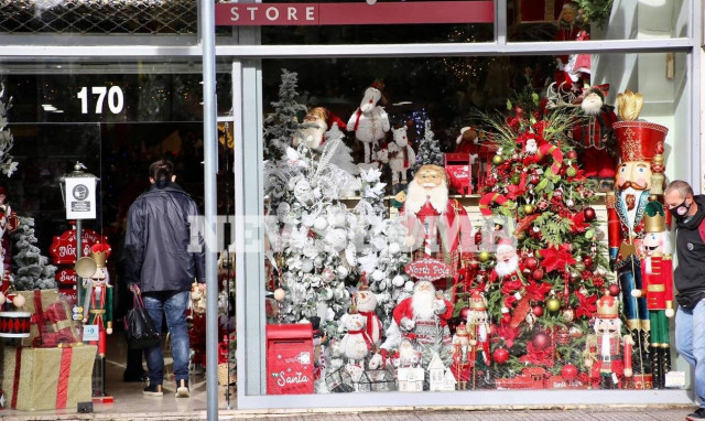 Ρεπορτάζ Newsbomb.gr: Άνοιξαν τα εποχιακά καταστήματα - Αυστηρά μέτρα και ο κόσμος... «μουδιασμένος»