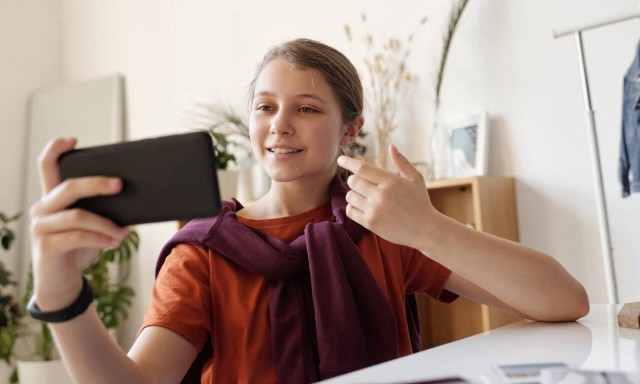 FOMO: Τι σημαίνει και πώς επηρεάζει τους εφήβους