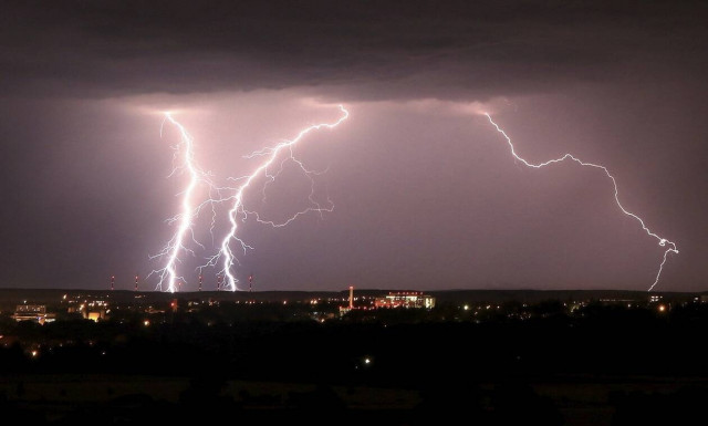 Καιρός - Έκτακτο δελτίο ΕΜΥ: Ψυχρό μέτωπο με καταιγίδες σαρώνει τη χώρα - Προσοχή τις επόμενες ώρες