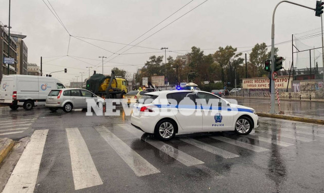 Καιρός: Έκλεισε η Πειραιώς - Προβλήματα στους δρόμους από την κακοκαιρία (pics+vid)