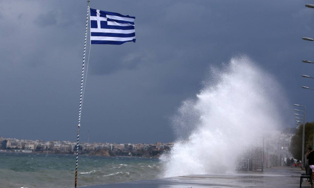 Καιρός: Στο έλεος της κακοκαιρίας ο Βόλος - Χείμαρροι οι δρόμοι