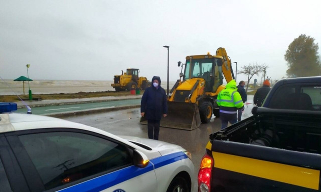 Κατερίνη: Η θάλασσα βγήκε στη στεριά – Ζήτησε να κηρυχθεί σε έκτακτη ανάγκη ο δήμος