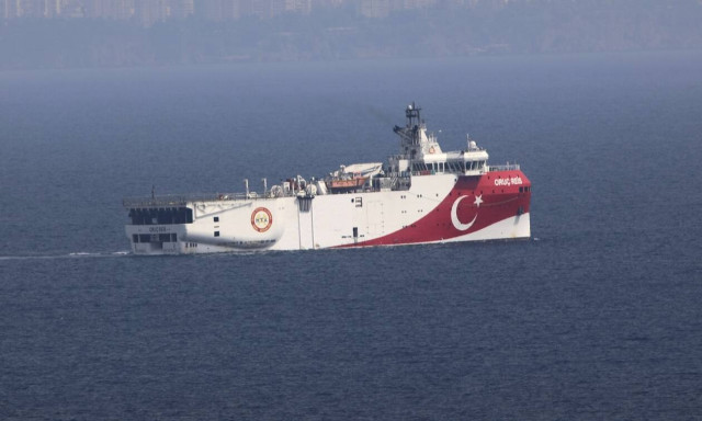 Πέτσας: Προσχηματική η απόσυρση του Oruc Reis - Υποχρέωση της ΕΕ το εμπάργκο όπλων