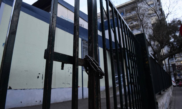 Schools, restaurants, courts to remain closed until Jan. 7, Petsas announces