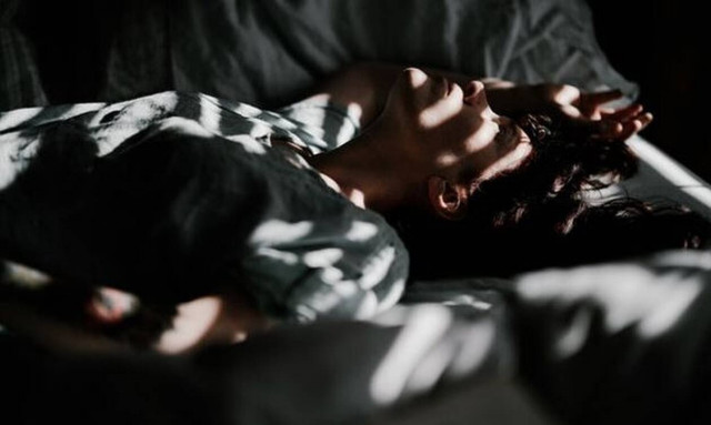 Στέρηση ύπνου: Οι επιπτώσεις στο ανοσοποιητικό που αξίζει να προσέξουμε