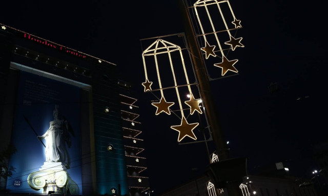Σε εορταστικούς ρυθμούς η Αθήνα του lockdown – Στολίστηκαν δρόμοι και κτίρια για τα Χριστούγεννα 