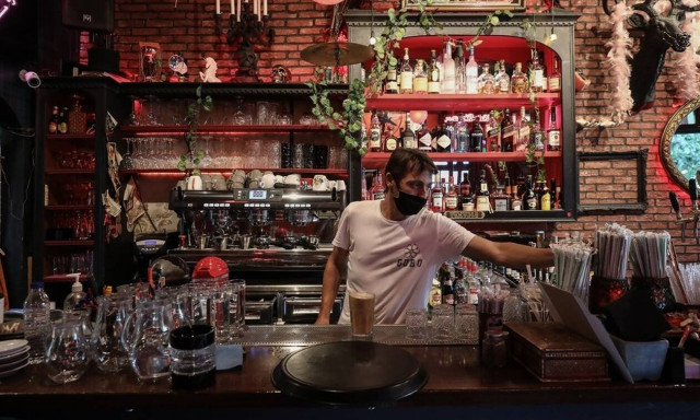 Lockdown: Πότε θα ανοίξουν μπαρ και εστιατόρια; Το «εφιαλτικό» σενάριο
