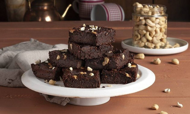  Άκης Πετρετζίκης: Brownies με γλυκοπατάτα