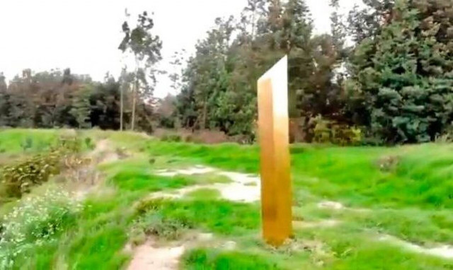 Συνεχίζεται το μυστήριο: Εμφανίστηκε και έκτος μονόλιθος και μάλιστα... χρυσός!