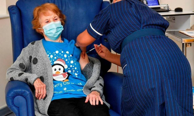 Ιστορική στιγμή: Αυτός είναι ο πρώτος άνθρωπος που έκανε το εμβόλιο κατά του κορονοϊού (video)