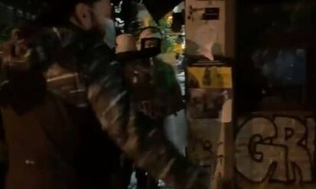 Εξάρχεια: Απίστευτη απάντηση άνδρα των ΜΑΤ σε πολίτη: «Πάρε το 100» (video)