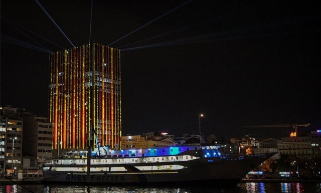 Πειραιάς: Ο Πύργος φόρεσε τα γιορτινά του - Δείτε το εντυπωσιακό βίντεο