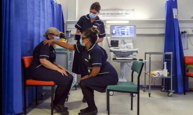 Εμβόλιο κορονοϊού: «V day» στη Βρετανία - Αρχίζει από σήμερα ο μαζικός εμβολιασμός