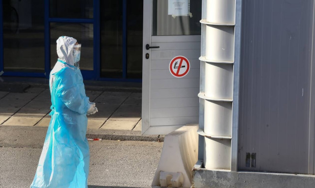 Ο κορονοϊός σαρώνει τους εργαζόμενους στα νοσοκομεία: Μητέρα δύο παιδιών από την Καβάλα το 11ο θύμα