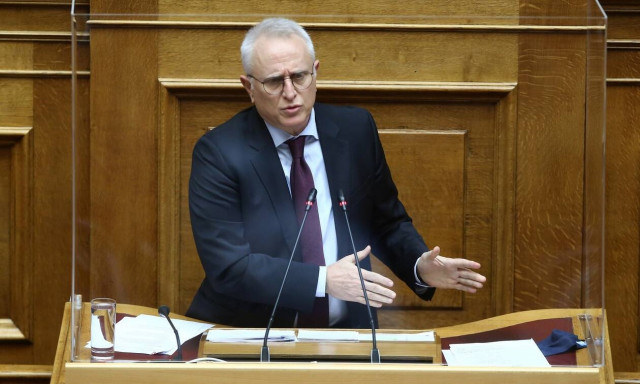 Ραγκούσης σε ΝΔ: «Είστε πιο κίτρινοι και από τα μαλλιά του Τραμπ»