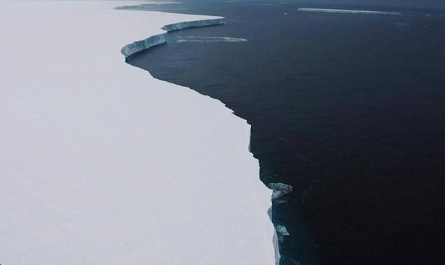 Προκαλεί δέος: Αυτό είναι το μεγαλύτερο παγόβουνο! (video)