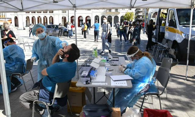 Κρούσματα σήμερα: «Συναγερμός» για τη Δυτική Αττική - Ποιοι νομοί είναι και πάλι στο «κόκκινο»