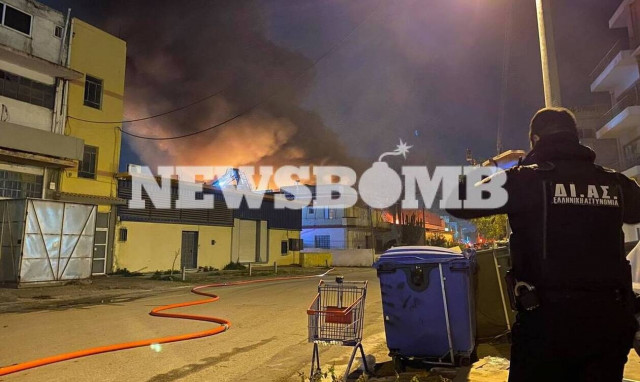 Μοσχάτο: Καίει ακόμα η φωτιά στη βιοτεχνία – Τι να προσέξουν οι κάτοικοι