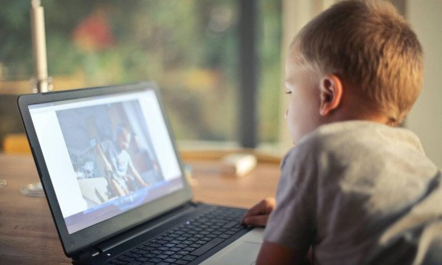 Παιδιά και οθόνες: Τι πρέπει να προσέξουν οι γονείς εν μέσω πανδημίας;