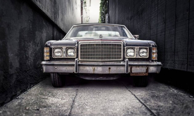 Άγριο έγκλημα: Πατέρας και γιος πάτησαν 4 φορές με το αμάξι τους έναν 47χρονο