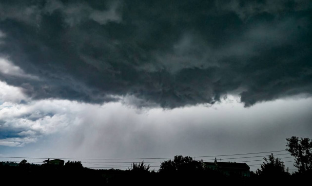 Καιρός ΤΩΡΑ: Στη δίνη της κακοκαιρίας η Αθήνα - Ισχυρή καταιγίδα σε όλη την Αττική