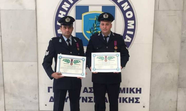 Αστυνομικοί έσωσαν με αυτοθυσία ηλικιωμένη από φλεγόμενο κτήριο