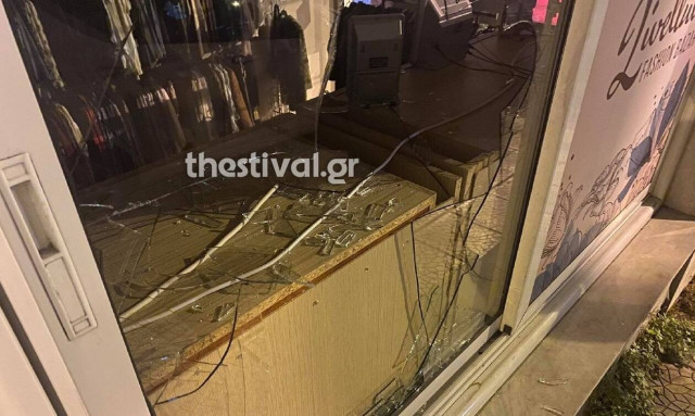Θεσσαλονίκη: Έσπασαν τζαμαρία καταστήματος και άρπαξαν κοσμήματα (pics)