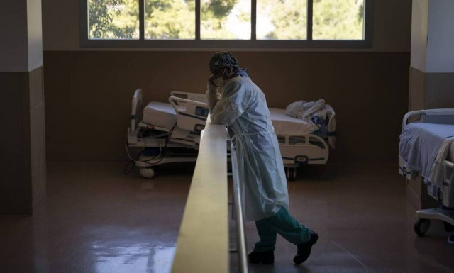 Κορονοϊός: Εμβολιάστηκε ο πρώτος Έλληνας γιατρός στην Σκωτία - Τι αναφέρει