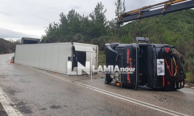 Εκτροπή νταλίκας στο δρόμο Λαμίας - Δομοκού: Έπεσε πάνω της βράχος (pics)
