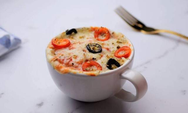 Βραδιά ταινίας με τα παιδιά; Φτιάξε pizza… κούπας σε λίγα μόνο λεπτά