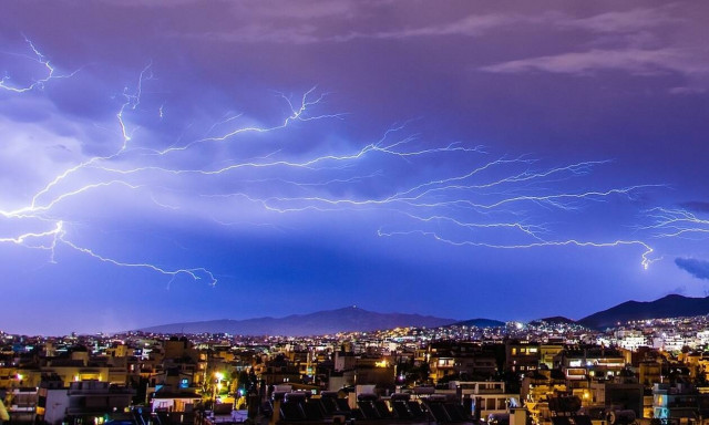 Έκτακτο δελτίο ΕΜΥ: Έρχονται ισχυρές βροχές και θυελλώδεις άνεμοι την Παρασκευή (11/12)