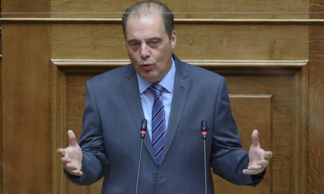 Χαμός στη Βουλή με Βελόπουλο: Καλύτερα ψεκασμένος παρά μπολιασμένος με κάθε Χασάν