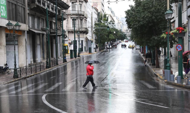 Torrential rain gridlocks Athens roads, hail damages crops